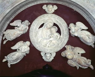 Grób Filippo Strozzi 1428-91 w kaplicy Strozzi, detal Matki Boskiej z Dzieciątkiem z aniołami, 1491-95 detal marmurowy z 208700